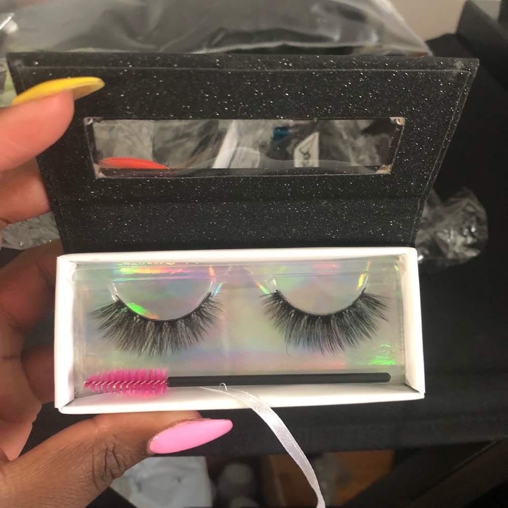 Lashes - Picture 2 of 3